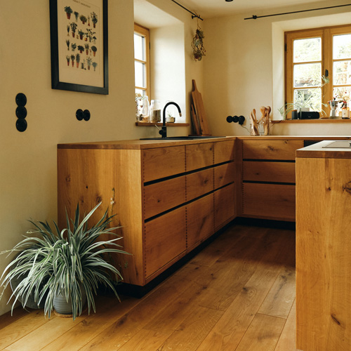 Küchen bauen wir sowohl im Landhausstil als auch mit glatten Fronten